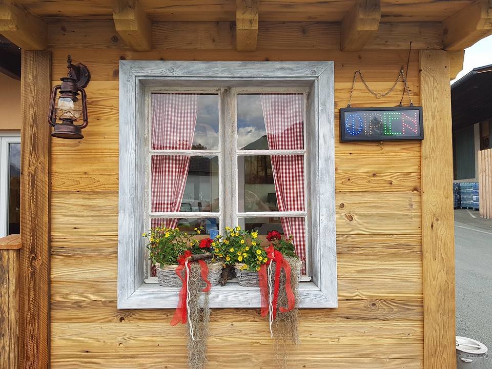 Fenster von Andi's Café Bar in Tröpolach